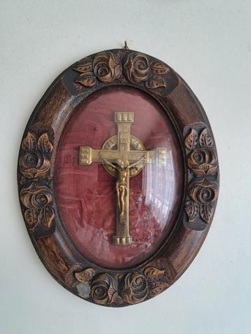 Crucifix vintage Jésus-Christ en bronze, cadre ovale en bois beschikbaar voor biedingen