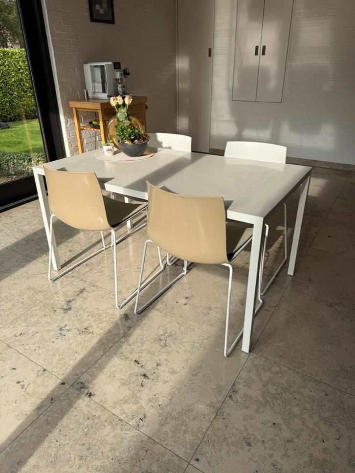 LIM tafel keramiek blad, 140x80 en 4 Catifa Arper stoelen, Huis en Inrichting, Tafels | Eettafels, Zo goed als nieuw, 50 tot 100 cm