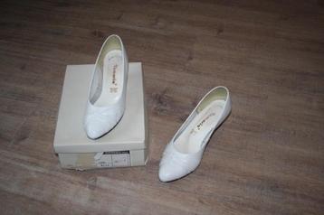 Witte schoen beschikbaar voor biedingen