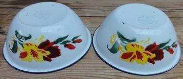 2 Wit emaille schaaltjes met rood en gele bloemen