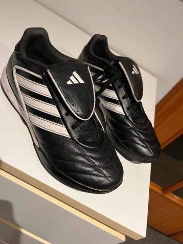 Adidas kunstgras  beschikbaar voor biedingen