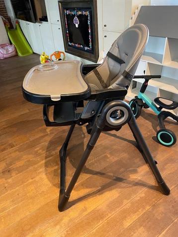 Verstelbare kinderstoel in goede staat – zwart/grijs beschikbaar voor biedingen