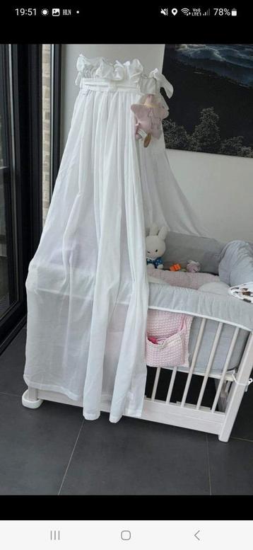 Parkwieg quax wit met hemel en staander quax, Kinderen en Baby's, Kinderkamer | Complete kinderkamers, Ophalen, Zo goed als nieuw