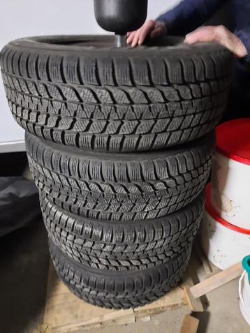 Winterbanden op velg, met bijhorende staander. beschikbaar voor biedingen