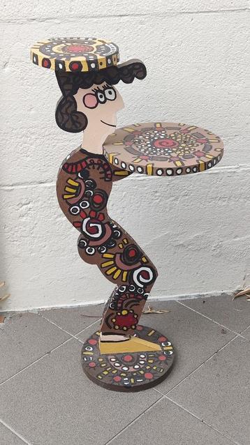 Houten figuur étagère van kunstenaar Bob Torfs beschikbaar voor biedingen
