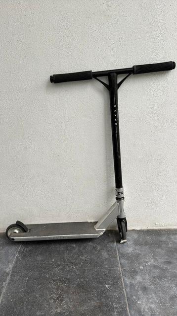 Stuntstep Maven zilver/zwart beschikbaar voor biedingen