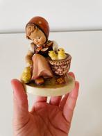 Hummel Goebel beeldje ‘Chick girl’ HUM 57/0, Verzamelen, Ophalen of Verzenden, Hummel