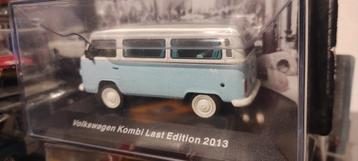 Volkswagen T2 Kombi blauw/wit 1:43, in vitrinedoosje blister beschikbaar voor biedingen