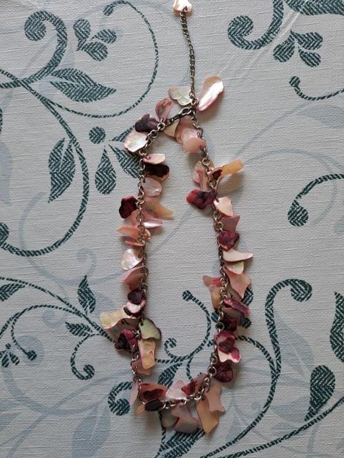 Collier en coquillage violet/rose, Bijoux, Sacs & Beauté, Colliers, Comme neuf, Violet, Enlèvement ou Envoi