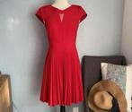 Karen Millen rode dames geplooide jurk 38-M modern design, Kleding | Dames, Jurken, Ophalen of Verzenden, Nieuw, Maat 38/40 (M)