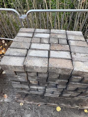 2,5m2 betonklinkers beschikbaar voor biedingen