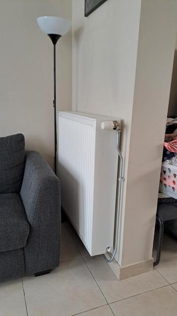 Witte radiatoren + thermostatisch kranen beschikbaar voor biedingen