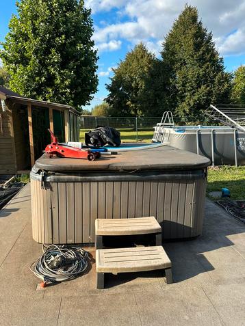 Jacuzzi 4 personen defect beschikbaar voor biedingen