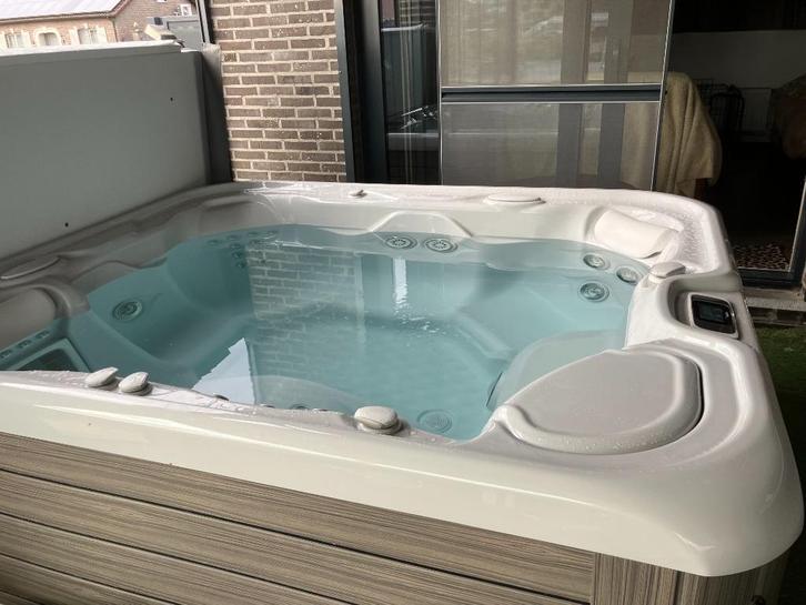 Hotspring jacuzzi spa sovereign, Tuin en Terras, Bubbelbaden en Hottubs, Zo goed als nieuw, Vast, Afdekzeil, Trap, Ophalen