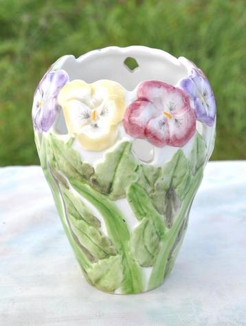 vase en faience  fleur de pensée en relief et dessus ajouré beschikbaar voor biedingen