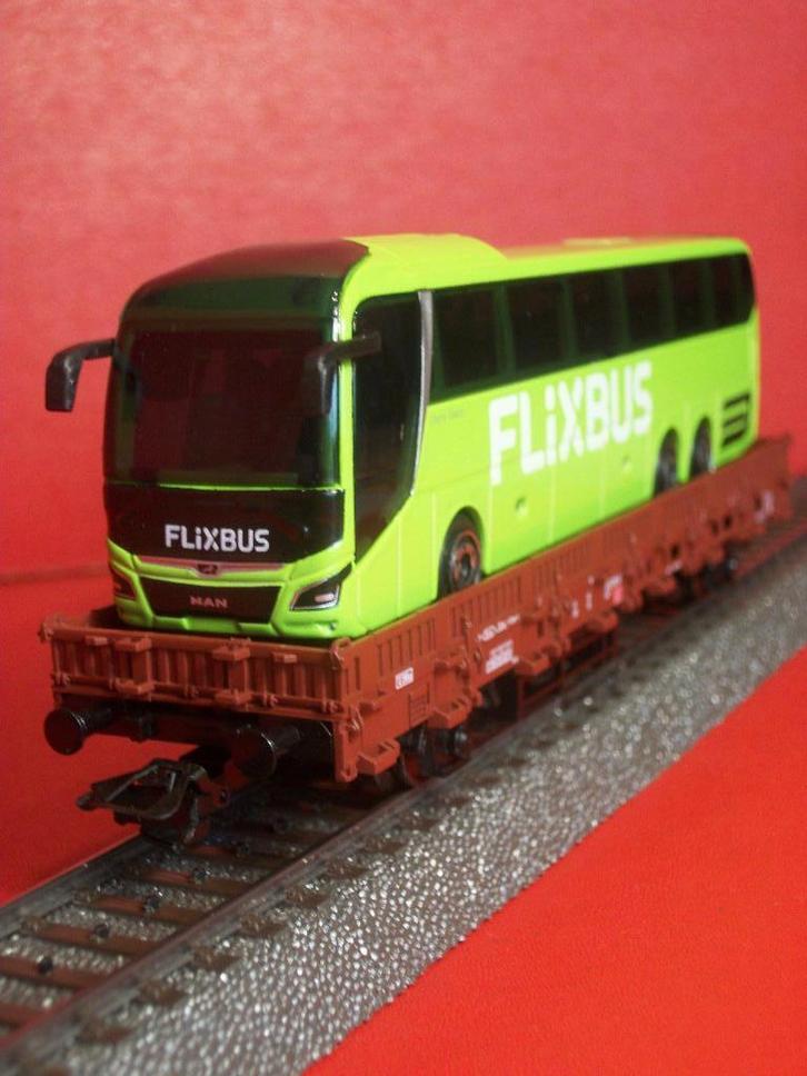 MÄRKLIN - Trix platformwagen met FlixBus-bus, Hobby en Vrije tijd, Modeltreinen | H0, Zo goed als nieuw, Wagon, Gelijkstroom of Wisselstroom