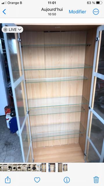 Vitrine beschikbaar voor biedingen