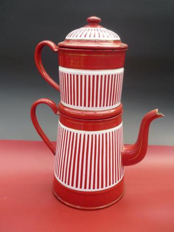 Vintage geëmailleerde koffiepot met rode en witte strepen  beschikbaar voor biedingen
