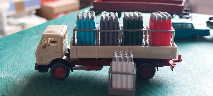 H0LK 0225 REKKEN MET GASFLESSEN ALS SCENERY OF LADING 1/87, Hobby en Vrije tijd, Modeltreinen | H0, Nieuw, Overige typen, Gelijkstroom of Wisselstroom