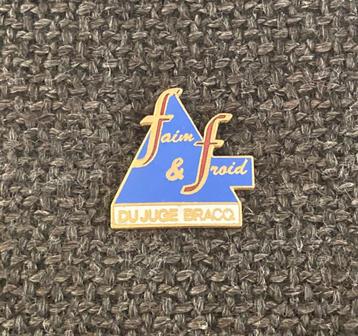 PIN - FAIM & FROID - DU JUGE BRACQ, Envoi, Utilisé, Autres sujets/thèmes, Insigne ou Pin's