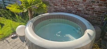 Intex spa met kleurverlichting + bekerhouders beschikbaar voor biedingen
