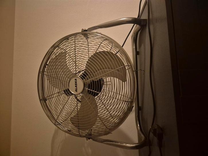 Zeer krachtige grond/tafelventilator, gegarandeerd bibberen!, Elektronische apparatuur, Ventilatoren, Zo goed als nieuw, Tafelventilator