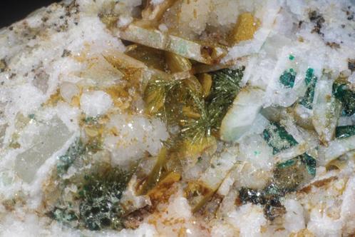 OLIVENIET + CORNWALLIET uit de Clara mijn., Verzamelen, Mineralen en Fossielen, Mineraal, Ophalen of Verzenden