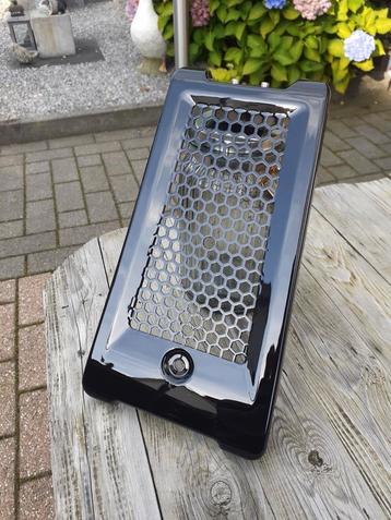 Oliekoeler cover m8 softails 2018-2025  beschikbaar voor biedingen