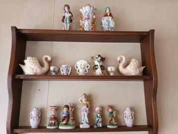 Wandrekje met aantal beeldjes & vaasjes beschikbaar voor biedingen
