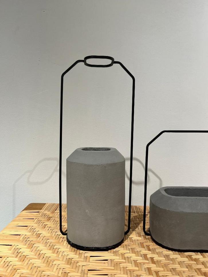 Vaas van beton en staal "Weight A Vase A” SPECIMEN EDITIONS, Tuin en Terras, Tuinvazen, Gebruikt, Ophalen