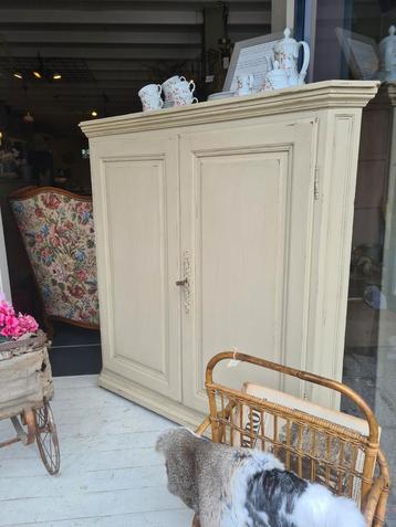 Belle armoire d'angle ancienne restylée en t beige 