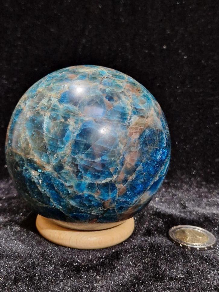 Schitterende Blauwe Apatiet Bol - 8 cm - 1.150 g !, Verzamelen, Mineralen en Fossielen, Mineraal, Ophalen of Verzenden