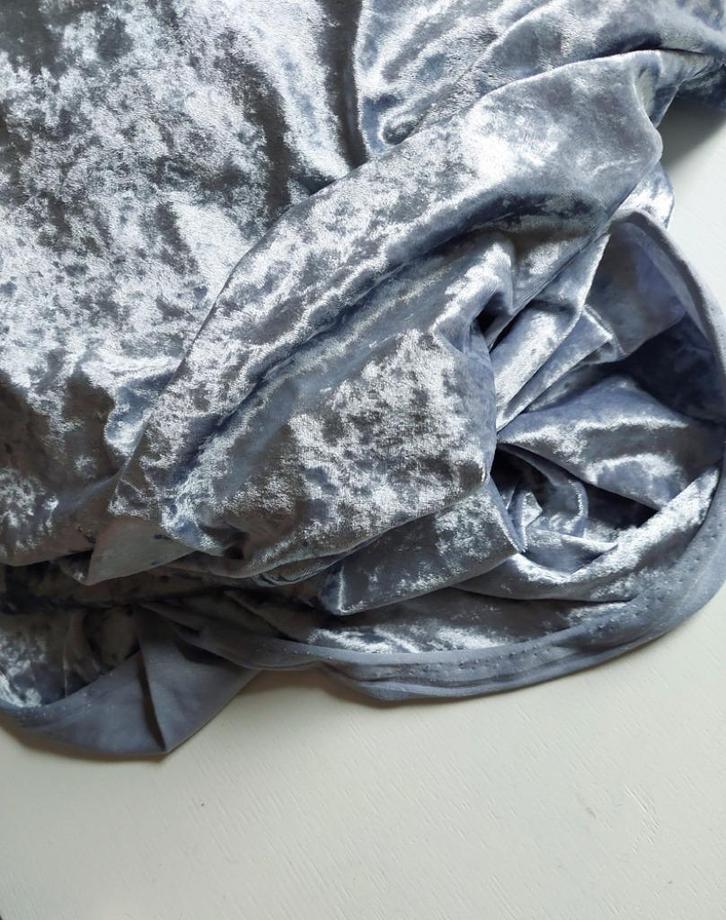 1,7 meter stretch velours crushed fluweel zilver lichtgrijs, Hobby en Vrije tijd, Stoffen en Lappen, Nieuw, Polyester, 120 cm of meer