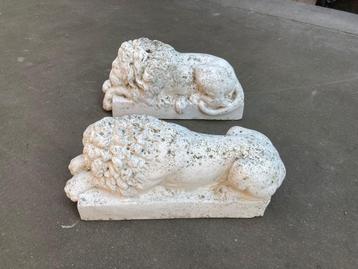 2 leeuwenbeeldjes in beton beschikbaar voor biedingen