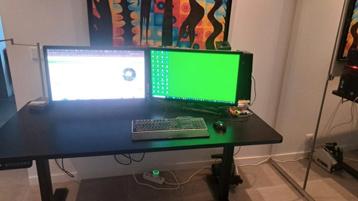 Dell monitoren met bevestiging zoals op de foto.  beschikbaar voor biedingen