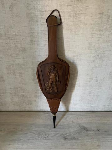 Antieke houtsnijwerkbalg voor open haard beschikbaar voor biedingen