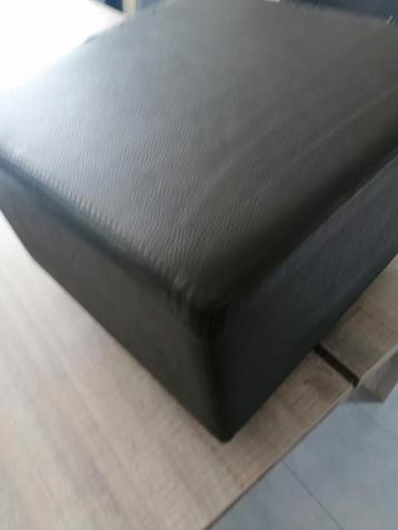 Donkerbruine poef beschikbaar voor biedingen
