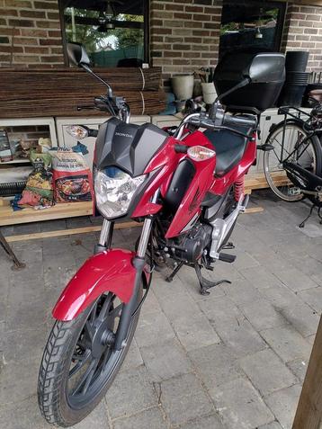 Honda CB125F candy red 7700 km 125cc <11kW A1 / rijbewijs B, Permis Moto A1 minimum, Particulier, 1 cylindre, Naked bike