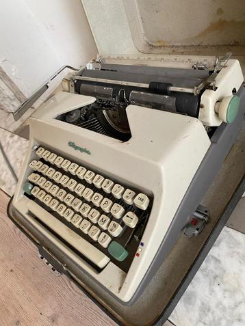 Machine à écrire Olympia MONICA