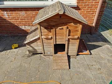 Mooi en proper, houten kippenhok beschikbaar voor biedingen