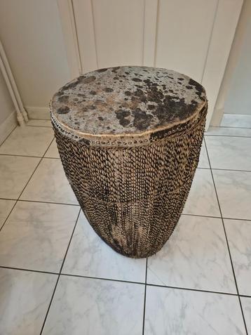 Rwandese trom 1961 original tribal art met koeievel bekleed beschikbaar voor biedingen