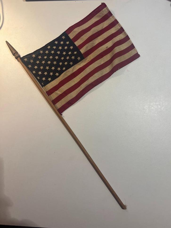 Drapeau us en tissus avec petit mat en bois, Collections, Objets militaires | Seconde Guerre mondiale, Autres, Enlèvement ou Envoi