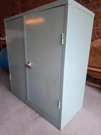 Metalen kast met leggers, Ophalen