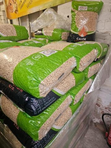 houtpellets voor de kachel in zakken van 15 kg beschikbaar voor biedingen