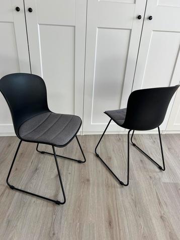 4 moderne stoelen beschikbaar voor biedingen