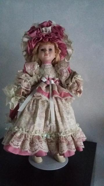 porseleinen pop beschikbaar voor biedingen