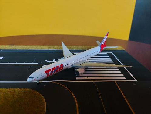 TAM Boeing 777-300 ER Herpa Wings 1/500, Hobby & Loisirs créatifs, Modélisme | Avions & Hélicoptères, Comme neuf, Avion, 1:200 ou moins