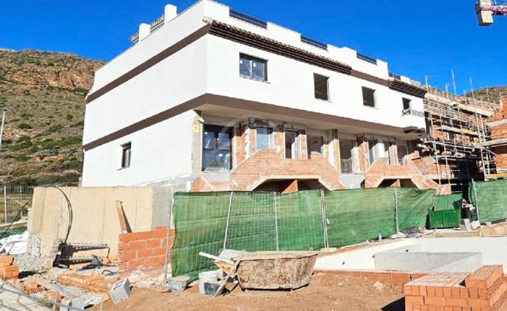 Luxe rijwoning met privé garage en prachtig zeezicht, Immo, Buitenland, Spanje, Woonhuis, Dorp