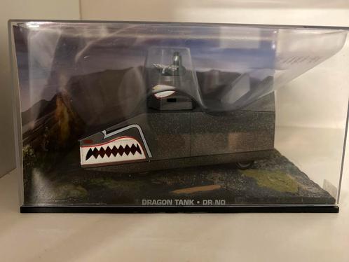 Dragon Tank - James Bond, Hobby en Vrije tijd, Modelauto's | 1:43, Overige typen, Universal Hobbies, Ophalen of Verzenden