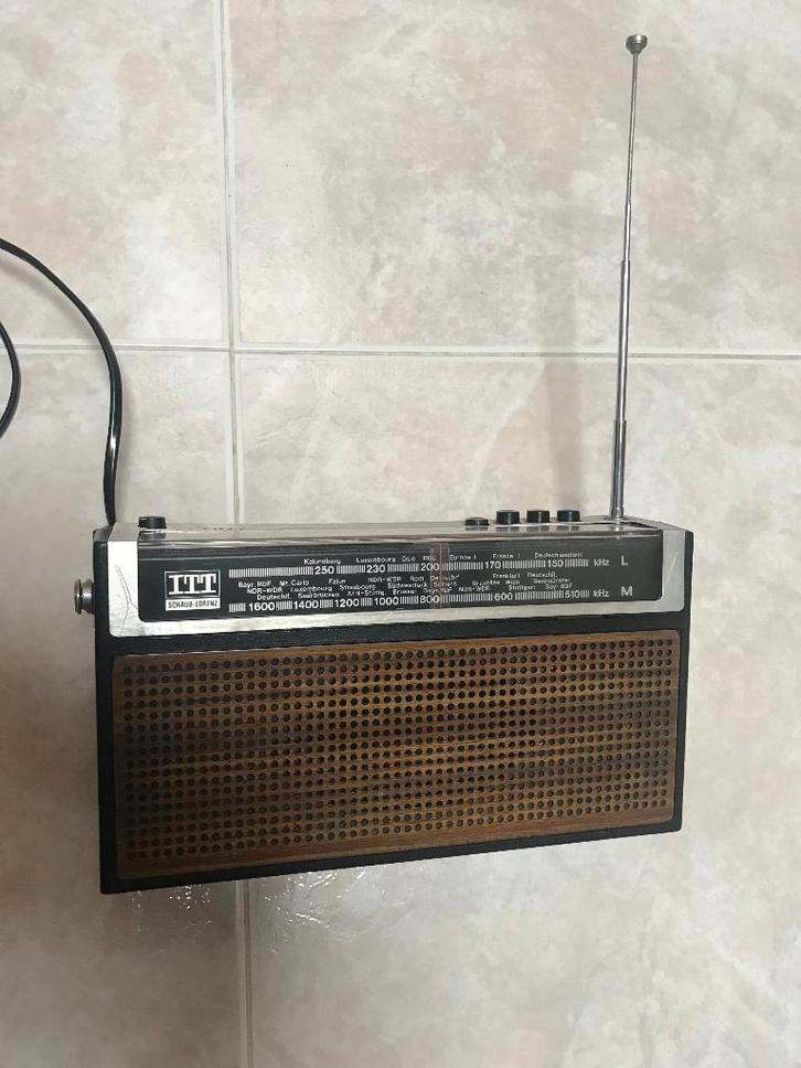 Oude werkende ITT_ Schoub -Lorenz  radio van de  jaren 60, Antiek en Kunst, Antiek | Overige Antiek, Ophalen
